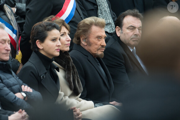 Bertrand Delanoë, Najat Vallaud-Belkacem, Marisol Touraine, Johnny Hallyday et Joël Mergui - Hommage rendu aux victimes des attentats de janvier et de novembre 2015, place de la République à Paris, le 10 janvier 2016.