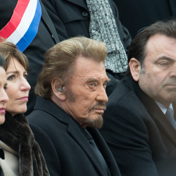 Bertrand Delanoë, Najat Vallaud-Belkacem, Marisol Touraine, Johnny Hallyday et Joël Mergui - Hommage rendu aux victimes des attentats de janvier et de novembre 2015, place de la République à Paris, le 10 janvier 2016.