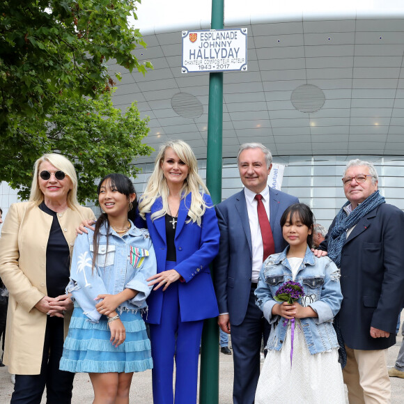 Laeticia Hallyday avec ses filles Joy et Jade, Jean-Luc Moudenc (Maire de Toulouse), le gérant du Zénith toulousain, Daniel Colling - Laeticia Hallyday et ses filles Jade et Joy inaugurent une esplanade portant le nom de Johnny Hallyday située en face du Zénith de Toulouse, le 15 juin 2019, date hautement symbolique puisque le rockeur aurait eu 76 ans. © Dominique Jacovides/Bestimage