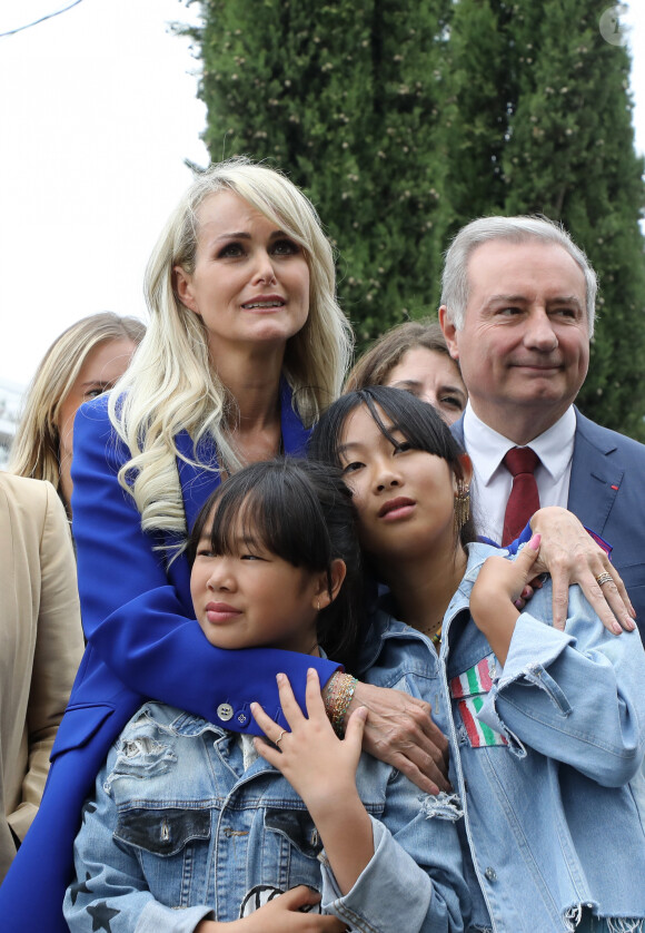 Laeticia Hallyday avec ses filles Joy et Jade, Jean-Luc Moudenc (Maire de Toulouse) - Laeticia Hallyday et ses filles Jade et Joy inaugurent une esplanade portant le nom de Johnny Hallyday située en face du Zénith de Toulouse, le 15 juin 2019, date hautement symbolique puisque le rockeur aurait eu 76 ans. © Dominique Jacovides/Bestimage