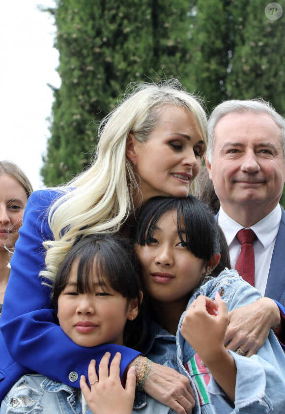 Laeticia Hallyday avec ses filles Joy et Jade, Jean-Luc Moudenc (Maire de Toulouse) - Laeticia Hallyday et ses filles Jade et Joy inaugurent une esplanade portant le nom de Johnny Hallyday située en face du Zénith de Toulouse, le 15 juin 2019, date hautement symbolique puisque le rockeur aurait eu 76 ans. © Dominique Jacovides/Bestimage