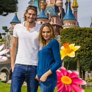 Camille Lacourt et Valérie Bègue à Disneyland Paris le 12 avril 2015.