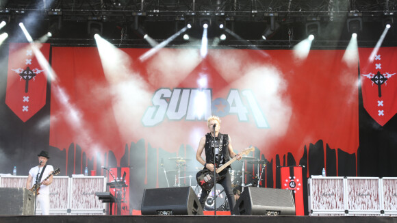 Sum 41 annule un concert à cause d'un pétard lancé par des "gilets jaunes"