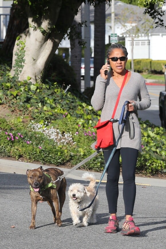 Exclusif - Doria Ragland, la mère de Meghan Markle, promène ses chiens à Los Angeles, le 9 janvier 2020.