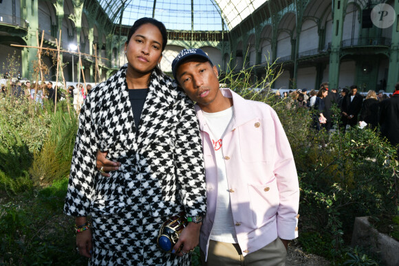 Helen Lasichanh et Pharrell Williams assistent au deuxième défilé Chanel, collection Haute Couture printemps-été 2020, au Grand Palais. Paris, le 21 janvier 2020.