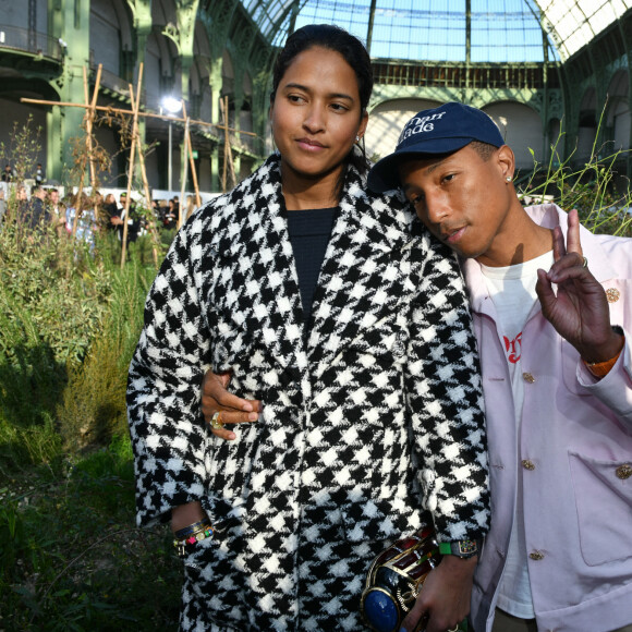 Helen Lasichanh et Pharrell Williams assistent au deuxième défilé Chanel, collection Haute Couture printemps-été 2020, au Grand Palais. Paris, le 21 janvier 2020.