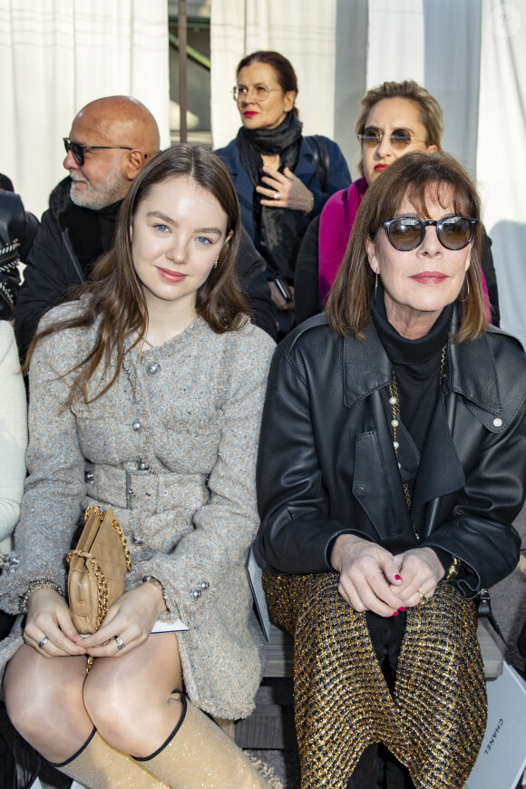 Caroline de Monaco et sa fille Alexandra de Hanovre assistent au deuxième défilé Chanel, collection Haute Couture printemps-été 2020 au Grand Palais. Paris, le 21 janvier 2020.