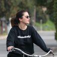 Exclusif - Selena Gomez fait du vélo avec une amie après avoir pris le petit-déjeuner au Aroma Coffee &amp; Tea dans le quartier de Studio City à Los Angeles, le 24 janvier 2020.