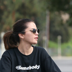 Exclusif - Selena Gomez fait du vélo avec une amie après avoir pris le petit-déjeuner au Aroma Coffee & Tea dans le quartier de Studio City à Los Angeles, le 24 janvier 2020.