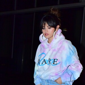 Exclusif - Selena Gomez se rend chez le tatoueur "Bang Bang" à New York, vêtue d'un hoodie portant le nom de son nouvel album, "Rare", le 15 janvier 2020.