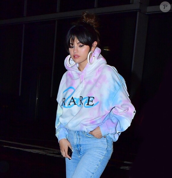 Exclusif - Selena Gomez se rend chez le tatoueur "Bang Bang" à New York, vêtue d'un hoodie portant le nom de son nouvel album, "Rare", le 15 janvier 2020.