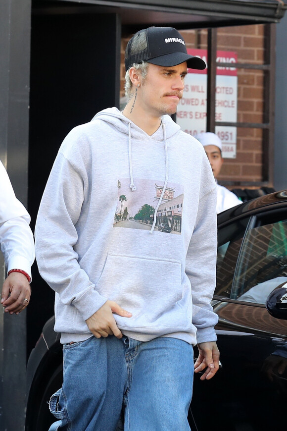 Justin Bieber porte fièrement sa nouvelle moustache à la sortie d'un déjeuner au restaurant Il Pastaio après le tournage du Carpool Karaoke avec James Corden à Beverly Hills, Los Angeles, le 22 janvier 2020.