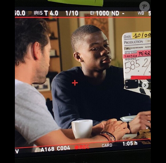 Dembo Camilo sur le tournage de la série "Demain nous appartient". Photo publiée sur Instagram. Le 1er octobre 2019.
