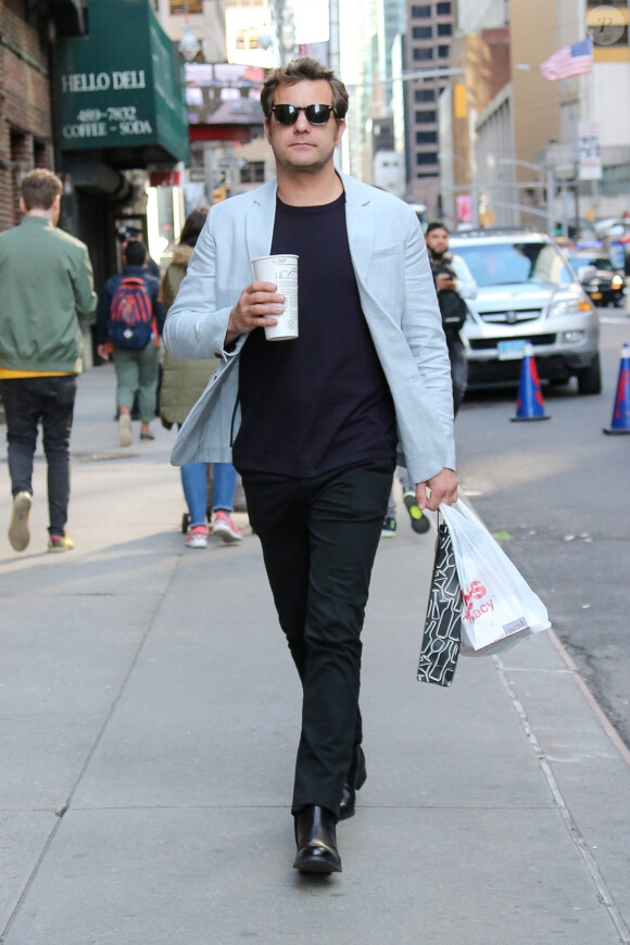 Exclusif - Joshua Jackson se promène à New York le 27 avril 2018.