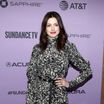 Anne Hathaway : Santiags et chapeau de cow-boy, la jeune maman surprend