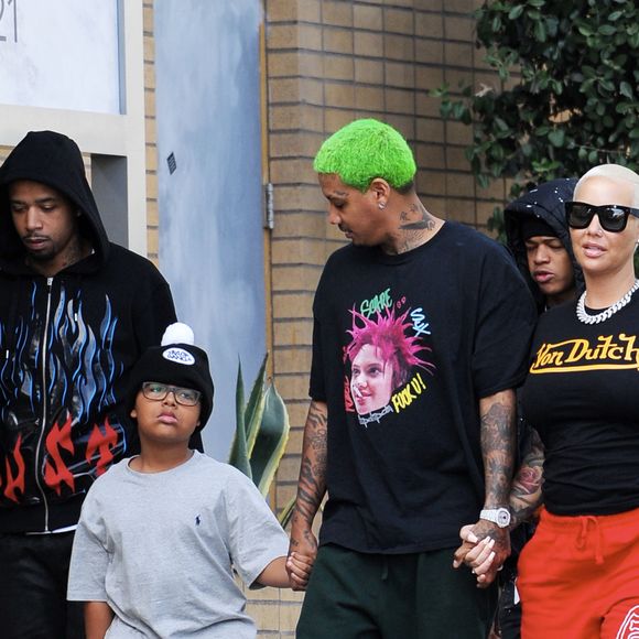 Exclusif - Amber Rose, son compagnon Alexander Edwards et le petit Sebastian se baladent tous main dans la main à Los Angeles le 1er janvier 2020.