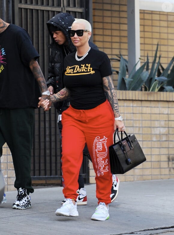 Exclusif - Amber Rose, son compagnon Alexander Edwards et le petit Sebastian se baladent tous main dans la main à Los Angeles le 1er janvier 2020.