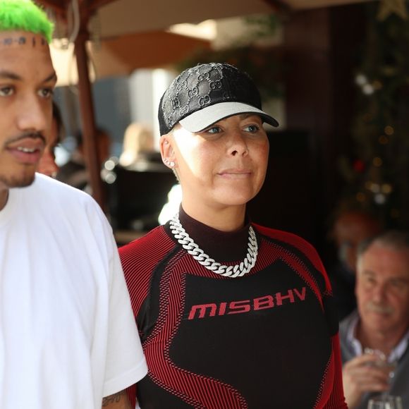 Amber Rose et son compagnon Alexander Edwards sont allés déjeuner avec des amis dans le restaurant 'Il Pastaio' à Beverly Hills, le 20 décembvre 2019.