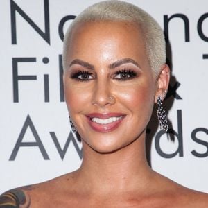 Amber Rose lors du photocall de la soirée National Film And Television Awards au Globe Theater à Los Angeles le 5 décembre 2018.