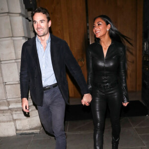 Nicole Scherzinger, habillée d'une combinaison de cuir, main dans la main avec son compagnon Thom Evans à Londres, le 29 janvier 2020.