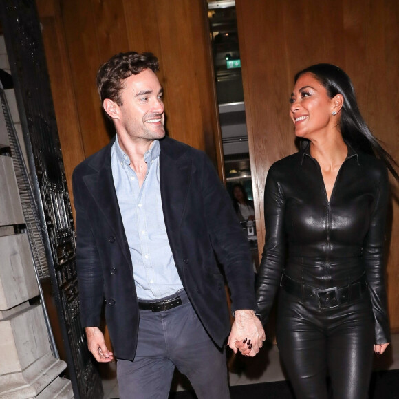 Nicole Scherzinger, habillée d'une combinaison de cuir, main dans la main avec son compagnon Thom Evans à Londres, le 29 janvier 2020.