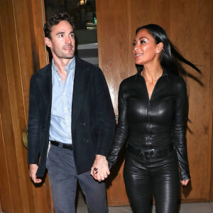 Nicole Scherzinger, habillée d'une combinaison de cuir, main dans la main avec son compagnon Thom Evans à Londres, le 29 janvier 2020.