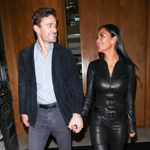 Nicole Scherzinger, habillée d'une combinaison de cuir, main dans la main avec son compagnon Thom Evans à Londres, le 29 janvier 2020.