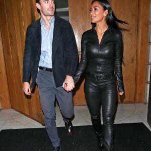 Nicole Scherzinger, habillée d'une combinaison de cuir, main dans la main avec son compagnon Thom Evans à Londres, le 29 janvier 2020.