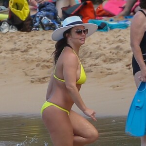 Exclusif - Britney Spears, en bikini jaune, se détend sur une plage de Honolulu, Hawaï, Etats-Unis, le 10 septembre 2019.