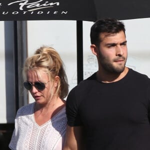 Exclusif - Britney Spears et son compagnon Sam Asghari sont allés déjeuner dans le restaurant 'Le Pain Quotidien' à Beverly Hills. Britney porte une blouse blanche transparente qui laisse entrevoir ses tétons. Le couple semble très amoureux, ils se tiennent la main alors qu'ils traversent la rue, le 12 juillet 2019.