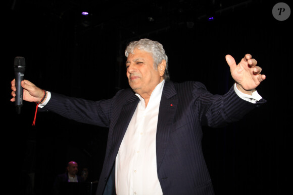 Exclusif - Enrico Macias lors d'un concert exceptionnel au profit de l'association Lehosheet Yad à l'espace Rachi-Guy de Rothschild à Paris, France, le 16 janvier 2020. L'association Lehosheet Yad accompagne et soutient les enfants et leurs familles dans la lutte contre le cancer. © Philippe Baldini/Bestimage