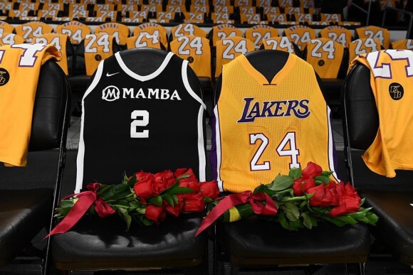 Les maillots de Gianna Bryant et Kobe Bryant lors de la soirée commémorative organisée au Staples Center de Los Angeles le 31 janvier 2020.