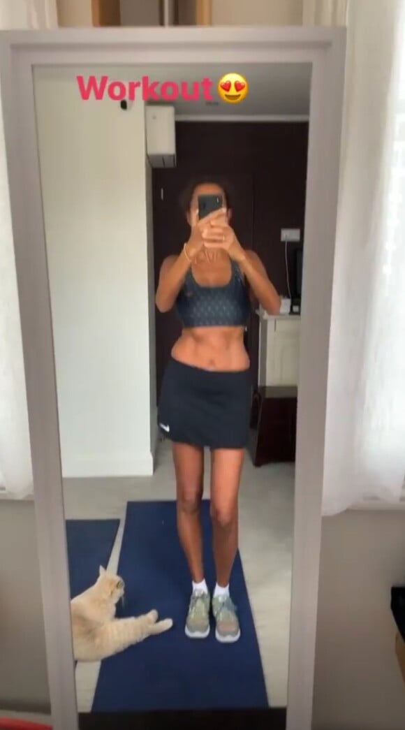 Karine Le Marchand dévoile son corps musclé sur Instagram, le 2 février 2020.