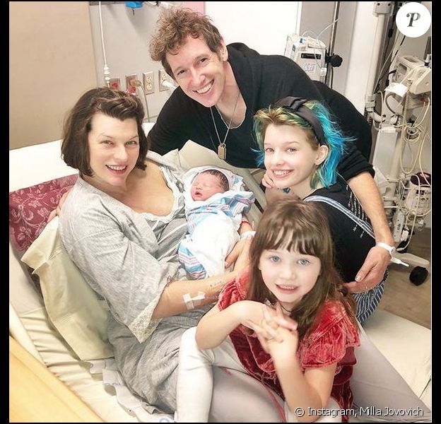 Milla Jovovich, son mari Paul W.S. Anderson et leurs trois enfants Ever Gabo, Dashiel Edan et Osian. Février 2020.