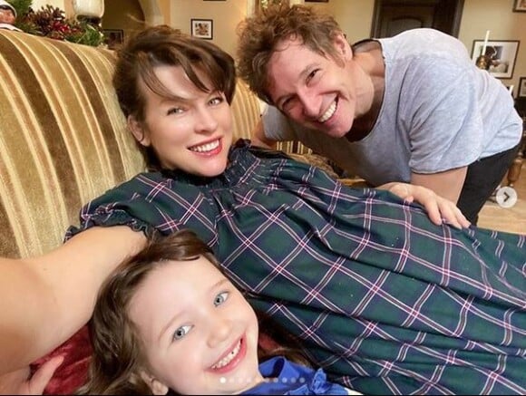 Milla Jovovich, enceinte, son mari Paul W.S. Anderson et leur fille Dashiel Edan. Décembre 2019.