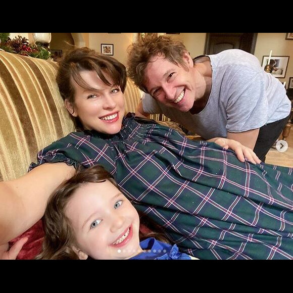 Milla Jovovich, enceinte, son mari Paul W.S. Anderson et leur fille Dashiel Edan. Décembre 2019.