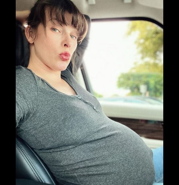 Milla Jovovich, enceinte. Janvier 2020.