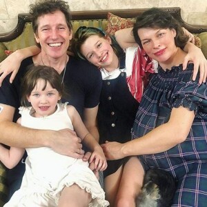 Milla Jovovich, enceinte, son mari Paul W.S. Anderson et leurs filles Ever Gabo et Dashiel Edan. Janvier 2020.