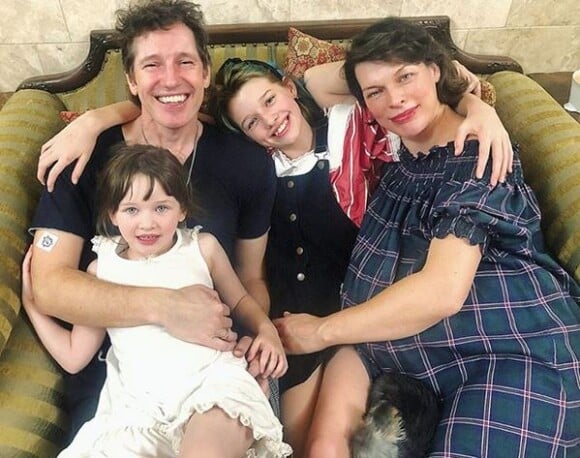 Milla Jovovich, enceinte, son mari Paul W.S. Anderson et leurs filles Ever Gabo et Dashiel Edan. Janvier 2020.