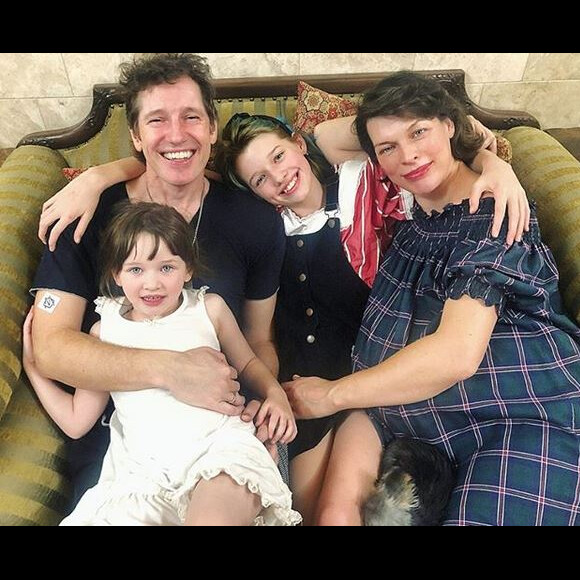 Milla Jovovich, enceinte, son mari Paul W.S. Anderson et leurs filles Ever Gabo et Dashiel Edan. Janvier 2020.