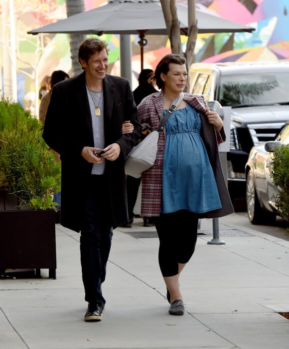 Exclusif - Milla Jovovich (enceinte) et son mari Paul W. S. Anderson se rendent au restaurant Spago à Beverly Hills le 21 janvier 2020.