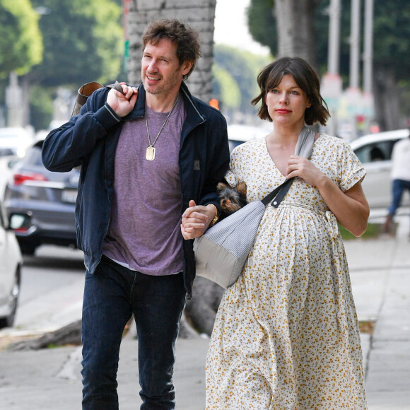 Exclusif - Milla Jovovich (enceinte) et son mari Paul W. S. Anderson se promènent avec leur chien dans les rues de Los Angeles. Le 16 janvier 2020.