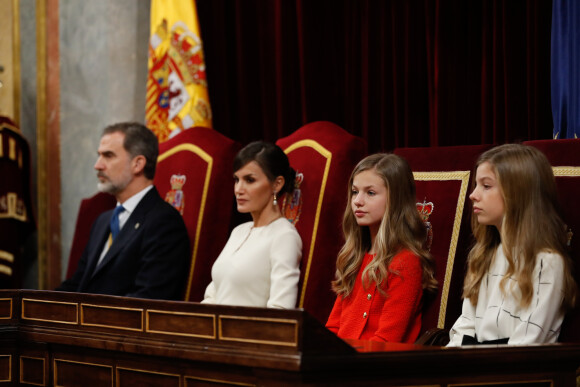 Le roi Felipe VI d'Espagne, sa femme la reine Letizia et leurs filles la princesse Leonor des Asturies et l'infante Sofia lors de la cérémonie d'ouverture de la XIVe législature au Parlement espagnol, le 3 février 2020 à Madrid.