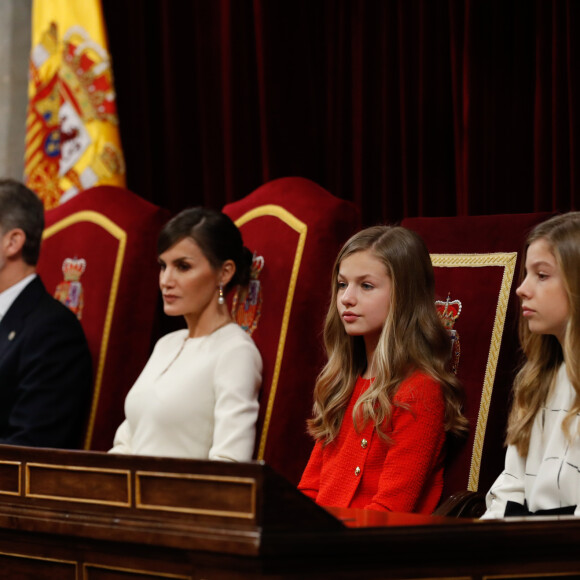 Le roi Felipe VI d'Espagne, sa femme la reine Letizia et leurs filles la princesse Leonor des Asturies et l'infante Sofia lors de la cérémonie d'ouverture de la XIVe législature au Parlement espagnol, le 3 février 2020 à Madrid.