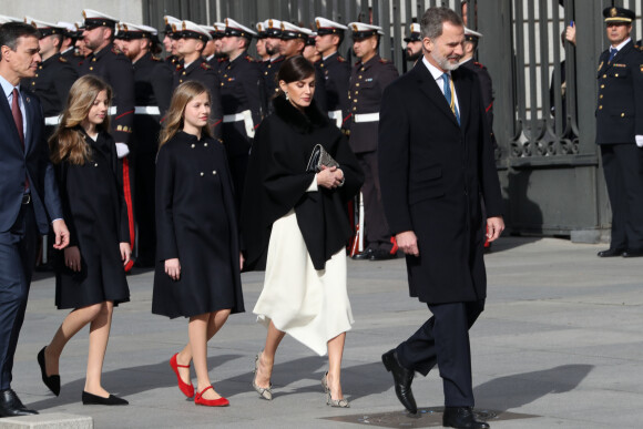 Le roi Felipe VI d'Espagne, accompagné de sa femme la reine Letizia et de leurs filles la princesse Leonor des Asturies et l'infante Sofia, à son arrivée pour la cérémonie d'ouverture de la XIVe législature au Parlement espagnol, le 3 février 2020 à Madrid.