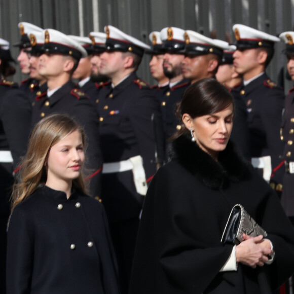 Le roi Felipe VI d'Espagne, accompagné de sa femme la reine Letizia et de leurs filles la princesse Leonor des Asturies et l'infante Sofia, à son arrivée pour la cérémonie d'ouverture de la XIVe législature au Parlement espagnol, le 3 février 2020 à Madrid.