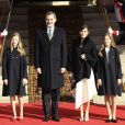 Le roi Felipe VI d'Espagne, accompagné de sa femme la reine Letizia et de leurs filles la princesse Leonor des Asturies et l'infante Sofia, pose avec le chef du gouvernement Pedro Sanchez avant la cérémonie d'ouverture de la XIVe législature au Parlement espagnol, le 3 février 2020 à Madrid.
