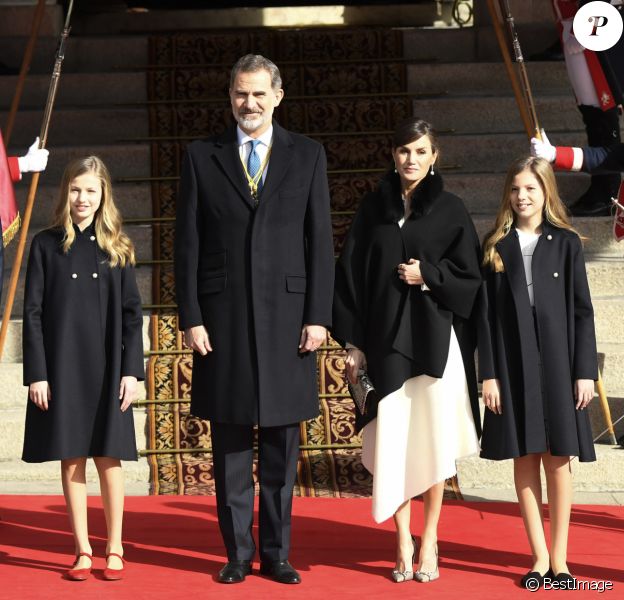 Le roi Felipe VI d'Espagne, accompagné de sa femme la reine Letizia et de leurs filles la princesse Leonor des Asturies et l'infante Sofia, pose avec le chef du gouvernement Pedro Sanchez avant la cérémonie d'ouverture de la XIVe législature au Parlement espagnol, le 3 février 2020 à Madrid.
