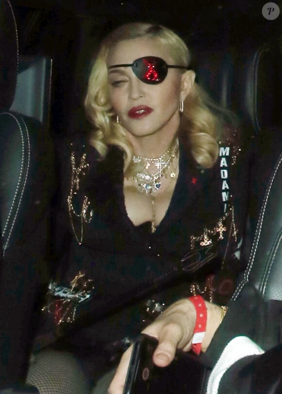Madonna porte un cache-oeil à la sortie des studios de MTV à Londres, le 24 avril 2019.