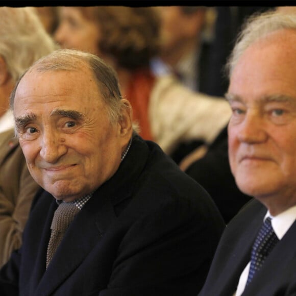 Claude Brasseur, Christian Cambon - Claude Brasseur reçoit les insignes d'Officier de la Légion d'Honneur des mains du président de la République F.Hollande lors de la cérémonie organisée dans le Salon des Ambassadeurs au Palais de l'Elysée à Paris, le 13 mars 2017. © Alain Guizard/Bestimage